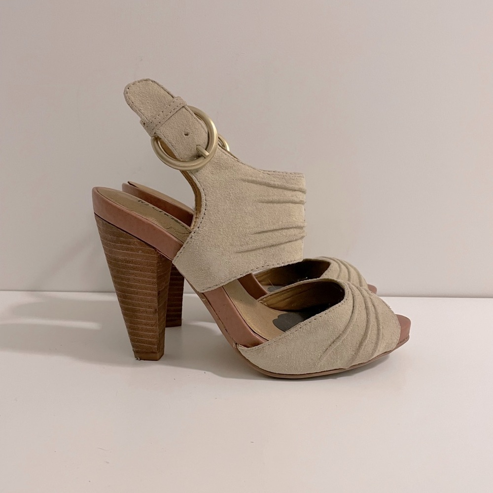Le Chateau beige genuine leather sandals 7US.